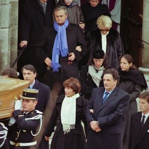 Jarnac, le 11/01/96, à la sortie de l'église où s'est déroulée la cérémonie des funérailles de l'ancien Président de la République, François Mitterrand, son épouse Danielle, entourée de ses deux fils Gilbert et Jean-Christophe, Mazarine et Anne Pingeot ainsi que Roger Hanin et Roland Dumas suivent le cercueil du défunt avant son inhumation au cimetière des Grand Maisons - Photo Duffour/Andbz/Abaca