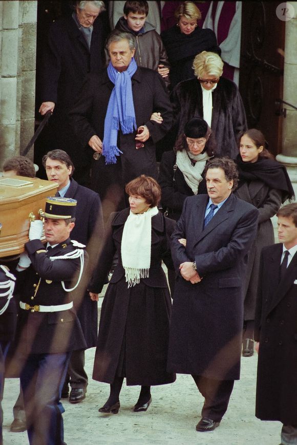 Jarnac, le 11/01/96, à la sortie de l'église où s'est déroulée la cérémonie des funérailles de l'ancien Président de la République, François Mitterrand, son épouse Danielle, entourée de ses deux fils Gilbert et Jean-Christophe, Mazarine et Anne Pingeot ainsi que Roger Hanin et Roland Dumas suivent le cercueil du défunt avant son inhumation au cimetière des Grand Maisons - Photo Duffour/Andbz/Abaca