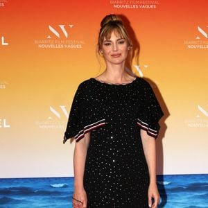 “En fait, on se sent un peu inadapté et en décalage un peu tout le temps par rapport aux autres”, conclut-elle

Louise Bourgoin - Cérémonie d'ouverture du Biarritz Film Festival - Nouvelles Vagues 2024 au théâtre de la Gare du midi à Biarritz le 18 juin 2024. © Jean-Marc Lhomer/Bestimage