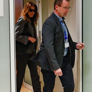 Carla Bruni à la sortie du dernier jour du procès pour des accusations de financement illégal de la campagne présidentielle victorieuse de 2007, décision le 25 septembre pour Nicolas Sarkozy et ses coprévenus, au tribunal de Paris, France, le 8 avril 2025. © Christophe Clovis/Bestimage