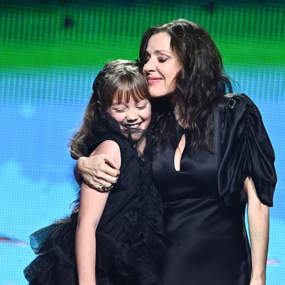 Exclusif - Tina Arena et Eva - Enregistrement de l'émission "Ce soir on chante pour l'Unicef, pour chaque enfant" à La Seine Musicale, diffusée le 25 avril sur W9. Le 13 mars 2023.
W9 vous propose une soirée musicale exceptionnelle, "Ce soir on chante pour l'UNICEF, pour chaque enfant",au profit du fond d'urgence de l'UNICEF. Depuis plus de 75 ans, l'UNICEF se bat pour les enfants et leurs familles au cœur des crises humanitaires, que ce soit actuellement sur le front de la guerre en Ukraine, dans les ruines du séisme en Turquie et en Syrie ou au cœur d'une sècheresse dévastatrice dans la corne de l'Afrique,les enfants sont toujours les premières victimes.Aux côtés de nombreux artistes, E.Gossuin et J.Anthony vous donnent rendez-vous pour se mobiliser, pour chaque enfant. Chacun des artistes partagera un duo unique avec un enfant, des moments de partages émouvants et inédits. Symbole de notre solidarité avec les enfants du monde, ces jeunes chanteurs feront leurs premiers pas sur scène. S'ils ont un peu le trac, ils sont surtout bourrés de talents et très fiers de s'impliquer pour l'UNICEF. À leurs côtés, des artistes que vous adorez : M.Pokora, K.Girac, A.Bent, Yanns, Anisha Louis et Enola, Nej, mais aussi P.Bruel, C.Badi, T.Arena, C.Capéo, et bien d'autres. C'est une soirée musicale exceptionnelle qui vous attend !
© G.Gaffiot-J.Tribeca / Bestimage

|Exclusif - Enregistrement de l'émission "Ce soir on chante pour l'Unicef, pour chaque enfant" à La Seine Musicale, diffusée le 25 avril sur W9