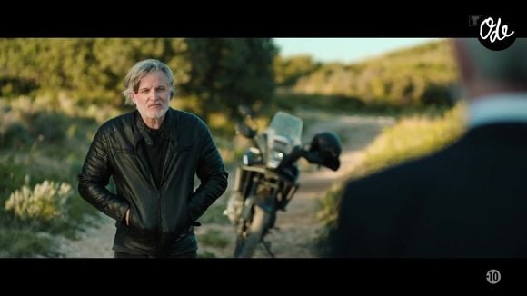 Il aime aussi retrouver son "petit nid en Bourgogne, vers Sancerre, au milieu des vignes".

Extrait de la série "Zodiaque" sur TF1.

© TF1 / Zodiaque