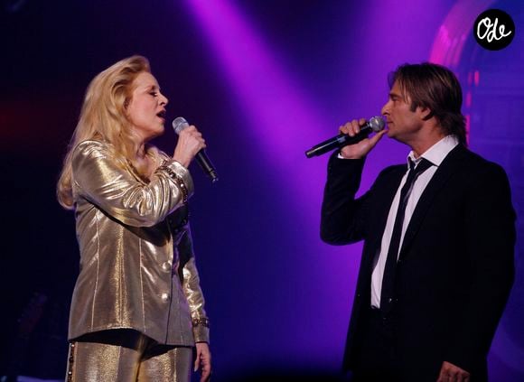 Le chanteur français David Hallyday fait une apparition lors du dernier concert de la tournée de sa mère, la chanteuse Sylvie Vartan, sur la scène du Palais des Congrès à Paris, en France, le 12 avril 2008. Photo de Denis Guignebourg/ABACAPRESS.COM