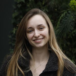 Emma Smet - Arrivées des invités à l'enregistrement de l'émission "Vivement Dimanche Prochain" au Studio Gabriel à Paris le 2 mars 2022. L'émission sera diffusée le 6 mars 2022. © Agence / Bestimage