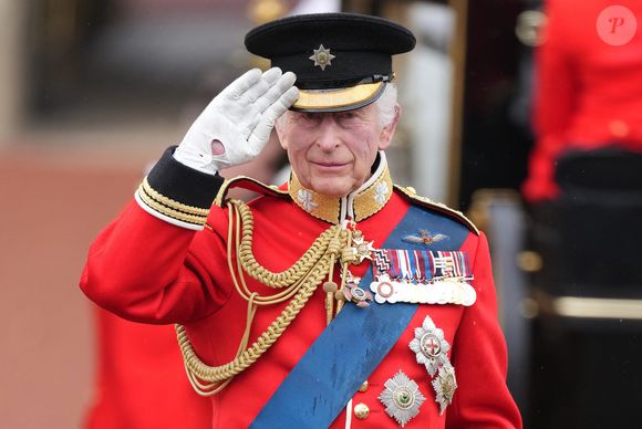 Après la disparition de la reine Elizabeth II, l'annonce des cancers de Charles III et le suicide de Thomas Kingston,
Le roi Charles III d'Angleterre - Les membres de la famille royale britannique au balcon du Palais de Buckingham lors de la parade militaire "Trooping the Colour" à Londres. © Julien Burton / Bestimage