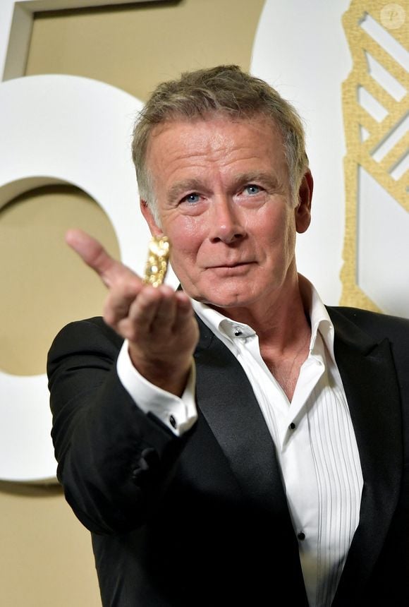 Franck Dubosc et son Cesario -  Photocall des lauréats (pressroom) de la 50ème cérémonie des César à l'Olympia à Paris le 28 février 2025
© Dominique Jacovides / Olivier Borde / Bestimage