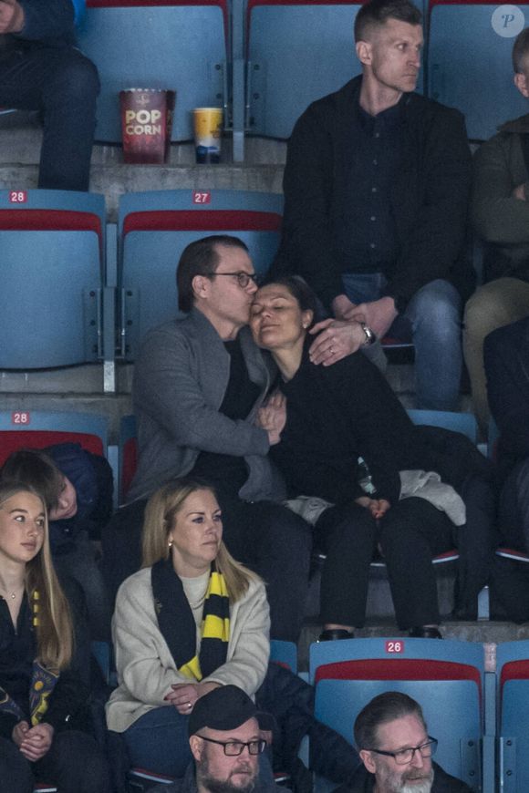 La princesse Victoria de Suède, son mari le prince Daniel et les princes Oscar et Alexander aux demi-finales de la HockeyAllsvenskan à Stockholm en Suède, le 11 avril 2025