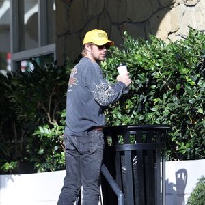 Ryan Gosling et Eva Mendes, fraîchement débarqué de Londres où Ryan a tourné le très attendu Star Wars : Starfighter (avec des rumeurs selon lesquelles Eva le rejoindrait à l'écran en tant qu'épouse), revient au Montecito ensoleillé, en Californie, pour un peu de magie de vacances. 17/12/2025

Photo : Backgrid USA / Bestimage