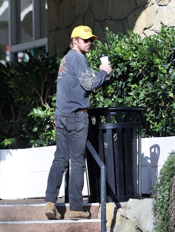 Ryan Gosling et Eva Mendes, fraîchement débarqué de Londres où Ryan a tourné le très attendu Star Wars : Starfighter (avec des rumeurs selon lesquelles Eva le rejoindrait à l'écran en tant qu'épouse), revient au Montecito ensoleillé, en Californie, pour un peu de magie de vacances. 17/12/2025

Photo : Backgrid USA / Bestimage
