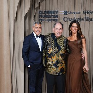 George Clooney, Amal et Albie Sachs lors de la cérémonie des Albies au Musée d’Histoire naturelle de Londres ce vendredi 3 octobre 2025. Photo par James Manning/PA Wire/ABACAPRESS.COM