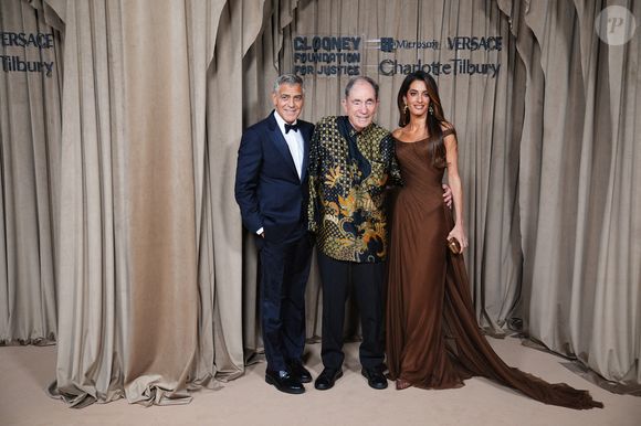 George Clooney, Amal et Albie Sachs lors de la cérémonie des Albies au Musée d’Histoire naturelle de Londres ce vendredi 3 octobre 2025. Photo par James Manning/PA Wire/ABACAPRESS.COM