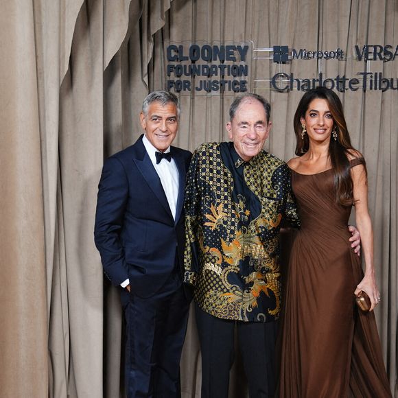 George Clooney, Amal et Albie Sachs lors de la cérémonie des Albies au Musée d’Histoire naturelle de Londres ce vendredi 3 octobre 2025. Photo par James Manning/PA Wire/ABACAPRESS.COM