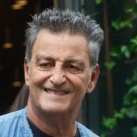 EXCLU "C'est mon pêché mignon" : Grâce au succès, le chanteur Phil Barney a constitué une belle collection dans sa maison du Val de Marne