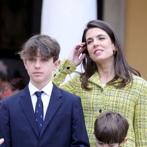Charlotte Casiraghi et ses enfants Raphaël Elmaleh,  Balthazar Rassam - La famille princière monégasque dans la cour d'honneur du palais lors de la la fête nationale à Monaco le 19 novembre 2025. © Dominique Jacovides - Bruno Bebert / Bestimage