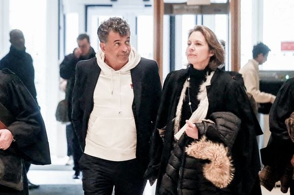 Stéphane Plaza arrive avec son avocate Hélène Plumet pour le verdict de son  procès pour violences sur deux anciennes compagnes, à Paris, France, le 18 février 2025. © Christophe Clovis/Bestimage