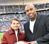 Le capitaine du XV de France y a donné le coup d’envoi aux côtés de Teddy Riner.

Antoine Dupont et Teddy Riner lors du match de football américain NFL entre les Saints de la Nouvelle Orleans et les Steelers de Pittsburgh au Stade de France à Saint-Denis le 25 octobre 2026. © Veeren / Bestimage