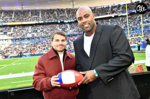 Le capitaine du XV de France y a donné le coup d’envoi aux côtés de Teddy Riner.

Antoine Dupont et Teddy Riner lors du match de football américain NFL entre les Saints de la Nouvelle Orleans et les Steelers de Pittsburgh au Stade de France à Saint-Denis le 25 octobre 2026. © Veeren / Bestimage