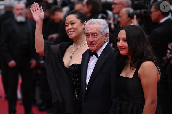 (de gauche à droite) Tiffany Chen, Robert De Niro et un invité assistent à la projection de Partir Un Jour et à la cérémonie d'ouverture du 78ème Festival de Cannes à Cannes, France. Date de la photo : mardi 13 mai 2025.
Doug Peters/PA Wire