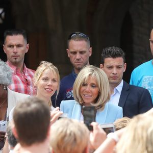 La première dame Brigitte Macron (Trogneux) et sa fille Tiphaine Auzière vont voter à la mairie du Touquet pour le second tour des législatives, au Touquet le 18 juin 2017. © Sébastien Valiela-Dominique Jacovides/Bestimage