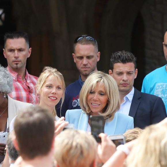 La première dame Brigitte Macron (Trogneux) et sa fille Tiphaine Auzière vont voter à la mairie du Touquet pour le second tour des législatives, au Touquet le 18 juin 2017. © Sébastien Valiela-Dominique Jacovides/Bestimage