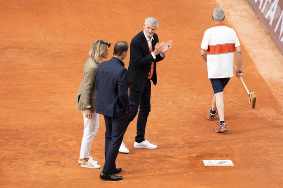 Amelie Mauresmo, Gilles Moretton Hommage à Rafael Nadal pendant les Internationaux de France 2025 à Roland Garros le 25 mai 2025 à Paris, France. Photo par Nasser Berzane/ABACAPRESS.COM