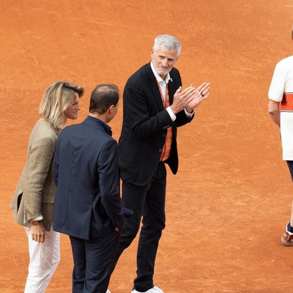 Amelie Mauresmo, Gilles Moretton Hommage à Rafael Nadal pendant les Internationaux de France 2025 à Roland Garros le 25 mai 2025 à Paris, France. Photo par Nasser Berzane/ABACAPRESS.COM
