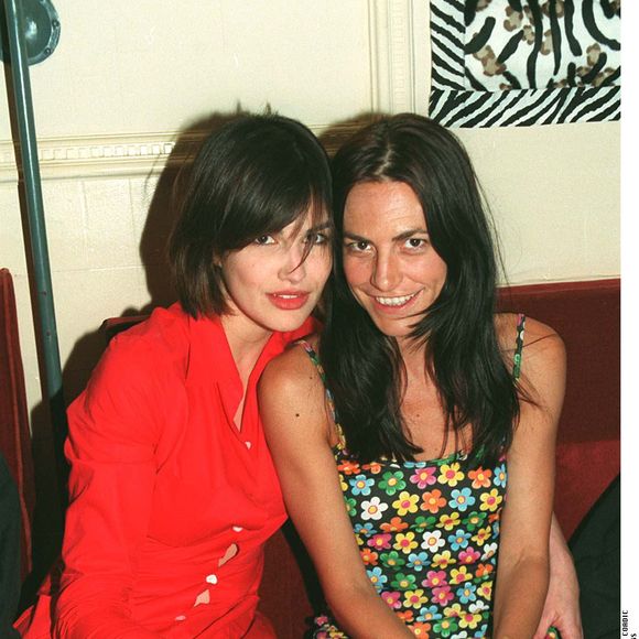 « HELENA NOGUERRA (LNA) », la sœur de Lio aux bains fêtent la 300ᵉ émission de « MC MAX » en souriant, assise en plan serré. Photographe : COADIC GUIREC / BESTIMAGE