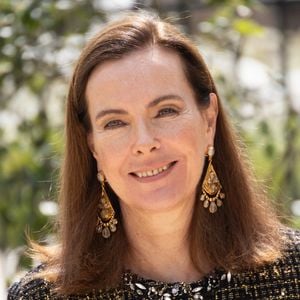 Carole Bouquet arrivant au défilé Chanel dans le cadre de la semaine de la mode haute couture le 08 juillet 2025 à Paris, France. Photo by Nasser Berzane/ABACAPRESS.COM