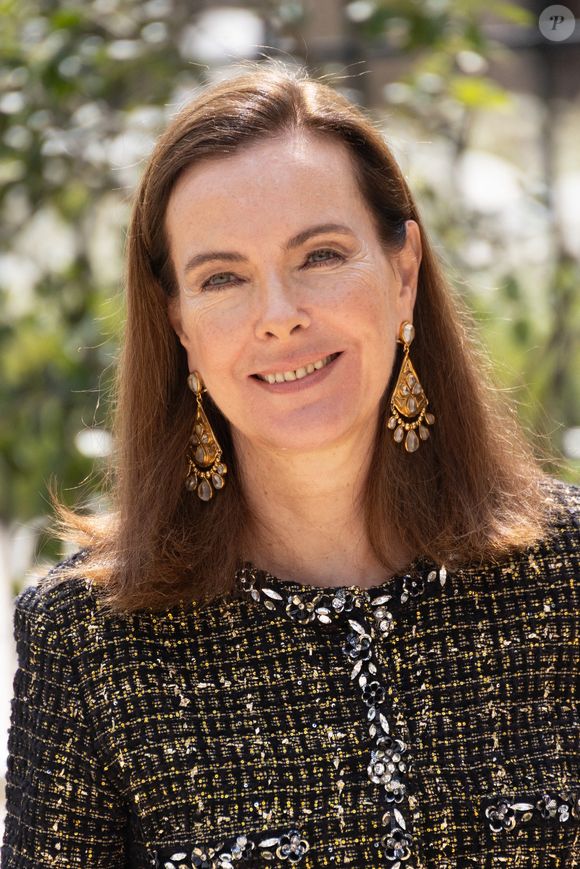 Carole Bouquet arrivant au défilé Chanel dans le cadre de la semaine de la mode haute couture le 08 juillet 2025 à Paris, France. Photo by Nasser Berzane/ABACAPRESS.COM