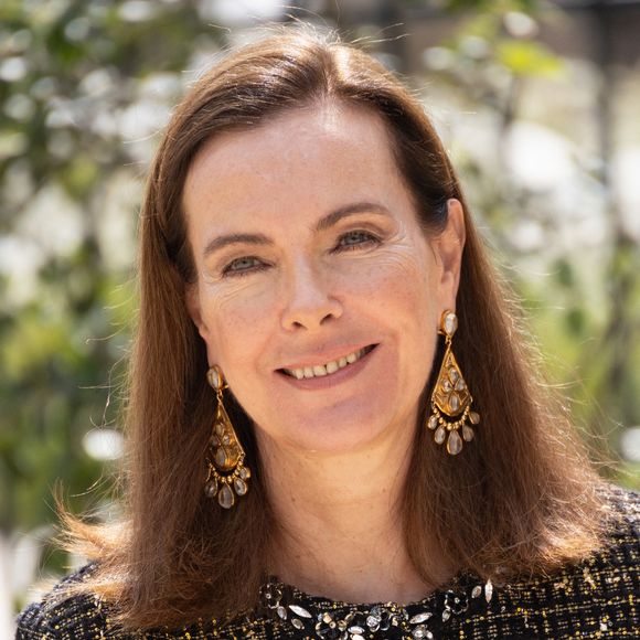 Carole Bouquet arrivant au défilé Chanel dans le cadre de la semaine de la mode haute couture le 08 juillet 2025 à Paris, France. Photo by Nasser Berzane/ABACAPRESS.COM