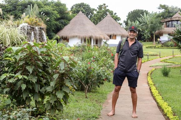 Selon le journal "Jeune Afrique", le magnifique domaine dispose en effet de courts de tennis, d'un terrain de basket, d'une piscine, d'un bain thermal, d'un restaurant, d'un bar, où Yannick Noah se produit régulièrement, d'un musée, mais aussi d'une école.

L'ancien sportif de tennis, Yannick Noah dans son village Noah, à Yaoundé, Cameroun, le 25 juillet 2022. © Stéphane Lemouton/Bestimage