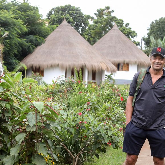 Selon le journal "Jeune Afrique", le magnifique domaine dispose en effet de courts de tennis, d'un terrain de basket, d'une piscine, d'un bain thermal, d'un restaurant, d'un bar, où Yannick Noah se produit régulièrement, d'un musée, mais aussi d'une école.

L'ancien sportif de tennis, Yannick Noah dans son village Noah, à Yaoundé, Cameroun, le 25 juillet 2022. © Stéphane Lemouton/Bestimage