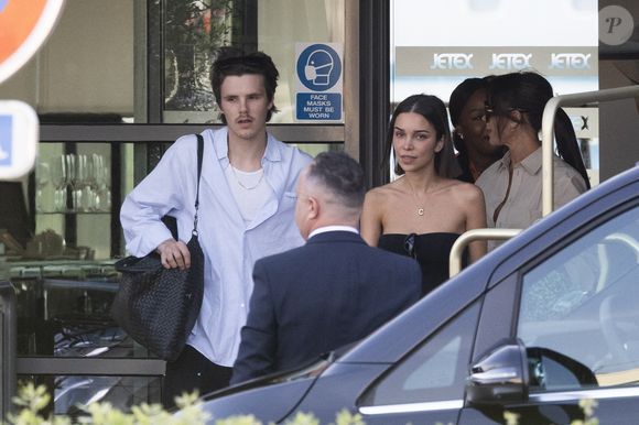 Exclusif - La famille Beckham (David Beckham, sa femme Victoria, Cruz Beckham, sa compagne Jackie Apostel, Roméo Beckham, sa compagne Kim Turnbull et Harper Seven) arrive à l'aéroport de Paris-Le Bourget, en provenance de bordeaux où il a passé l après midi dans un vignoble, pour fêter les 50 ans de David Beckham (2 mai 1975) à Paris, France, le 2 mai 2025. © Bestimage