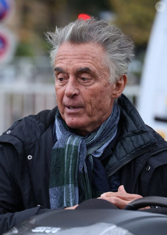 Exclusif - Gérard Holtz - Arrivées lors de l'enregistrement de l'émission "Vivement Dimanche" (du 16 novembre) à Paris le 22 octobre 2025. © Bestimage
