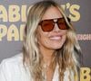 À 44 ans, Sienna Miller a accouché de son troisième enfant en mai 2026.

Sienna Miller assiste à la soirée de presse VIP de « Abigail’s Party », pièce présentée dans le West End