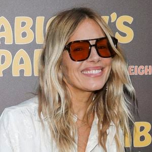 À 44 ans, Sienna Miller a accouché de son troisième enfant en mai 2026.

Sienna Miller assiste à la soirée de presse VIP de « Abigail’s Party », pièce présentée dans le West End