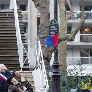 Le 13 décembre 2025, il a assisté à une cérémonie en son honneur lors de l’inauguration d’une passerelle portant son nom à Paris.

Roman de Kermadec, Charlotte Gainsbourg et Lou Doillon lors de l'inauguration de la passerelle Jane Birkin devant les 41-43 quai de Valmy à Paris le 13 décembre 2025.

© Cyril Moreau / Bestimage