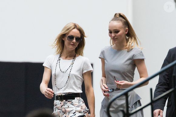 Vanessa Paradis et sa fille Lily-Rose Depp quittant le défilé Chanel lors de Paris Haute Couture Automne Hiver 2018/2019 à Paris, France, le 03 juillet 2018. Photo par Nasser Berzane/ABACAPRESS.COM