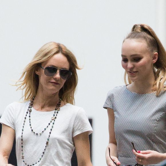 Vanessa Paradis et sa fille Lily-Rose Depp quittant le défilé Chanel lors de Paris Haute Couture Automne Hiver 2018/2019 à Paris, France, le 03 juillet 2018. Photo par Nasser Berzane/ABACAPRESS.COM