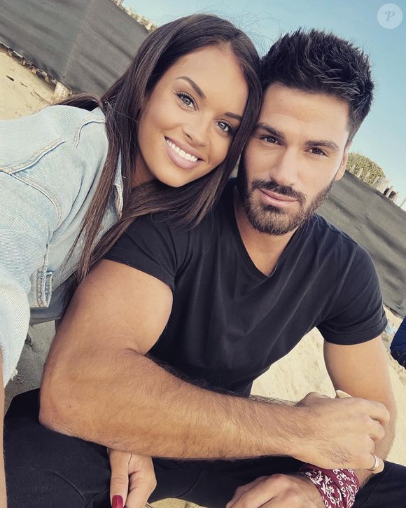 Malgré l'inquiétude, les deux tourteaux ont décidé de relativiser et se sont promis d'apprendre à leur fille que sa particularité sera sa force.

Jordan Mouillerac et Jessica Senetaire.