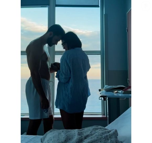 Ce jeudi 4 septembre 2025 après plusieurs jours de discrétion, l'ex-chroniqueuse de Cyril Hanouna est sortie de sa réserve sur Instagram pour officialiser la naissance de son petit garçon tant attendu ! 

Agathe Auproux officialise la naissance de son premier enfant sur Instagram aux côtés de son mari Maxence Picardet (Capture d'écran vidéo - Instagram - jeudi 4 septembre 2025).