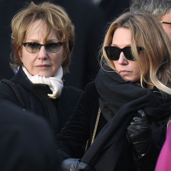 Nathalie Baye et sa fille Laura Smet quittent la cérémonie funéraire organisée en mémoire de Johnny Hallyday à Paris le 11 décembre 2017. © Aurore Marechal/Abacapress.com
