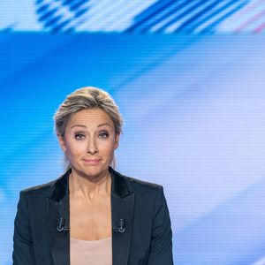 La journaliste française Anne Sophie Lapix sur le plateau de l'émission spéciale sur les élections présidentielles de la télévision publique française France 2, à Paris, France, le 10 avril 2022. Photo par Ammar Abd Rabbo/ABACAPRESS.COM