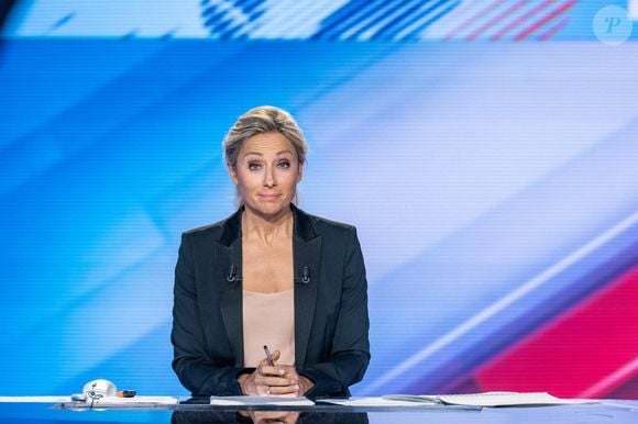 La journaliste française Anne Sophie Lapix sur le plateau de l'émission spéciale sur les élections présidentielles de la télévision publique française France 2, à Paris, France, le 10 avril 2022. Photo par Ammar Abd Rabbo/ABACAPRESS.COM