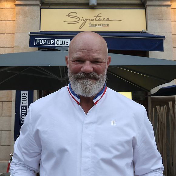 Le chef Philippe Etchebest décline son plat "Signature" en mode street food au sein du Pop Up Club à Bordeaux le 11 septembre 2023.
© Fabien Cottereau / Bestimage
