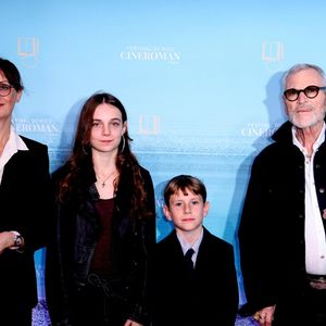 Tchéky Karyo, sa compagne Valérie Keruzoré et leurs enfants - Tapis rouge de la soirée de clôture de la 7ème édition du festival Cineroman à Nice le 4 octobre 2025. © Bebert-Jacovides/Bestimage