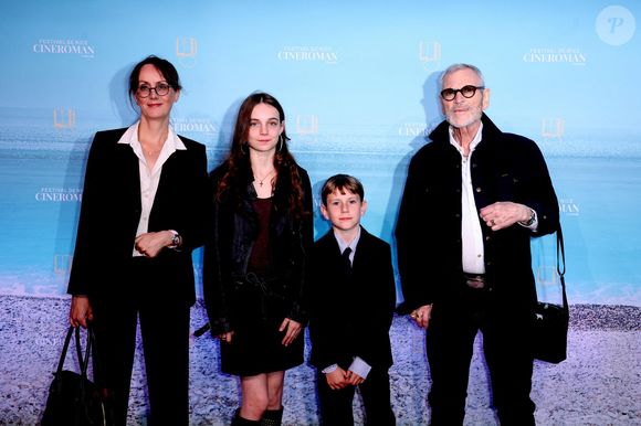 Tchéky Karyo, sa compagne Valérie Keruzoré et leurs enfants - Tapis rouge de la soirée de clôture de la 7ème édition du festival Cineroman à Nice le 4 octobre 2025. © Bebert-Jacovides/Bestimage