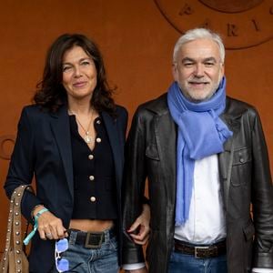 Son corps était alors recouvert de pustules, un souvenir encore "effroyable" pour l'animateur.

Pascal Praud et sa femme Catherine au village lors des Internationaux de France de Tennis de Roland Garros 2025, à Paris, France, le 7 juin 2025. © Cyril Moreau/Bestimage