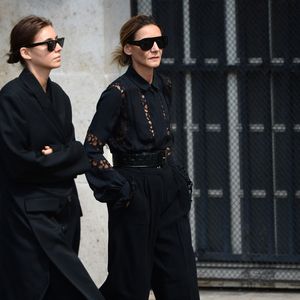 Clotilde Courau et sa fille Vittoria de Savoie - Arrivées aux obsèques de Mathilde Favier en l'église Saint-Sulpice à Paris le 31 aout 2026. © Clement Prioli/Bestimage