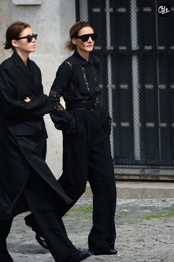 Clotilde Courau et sa fille Vittoria de Savoie - Arrivées aux obsèques de Mathilde Favier en l'église Saint-Sulpice à Paris le 31 aout 2026. © Clement Prioli/Bestimage
